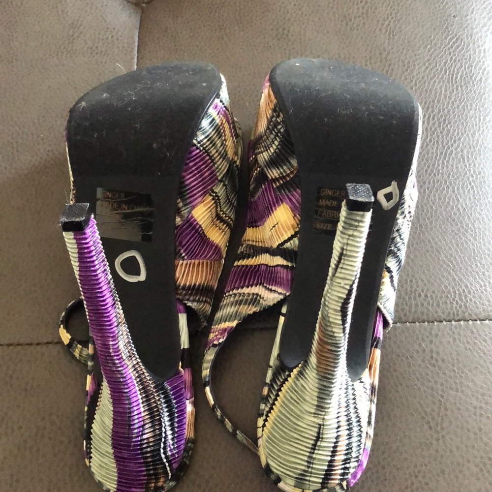 Cute Multicolored Pumps - image 3